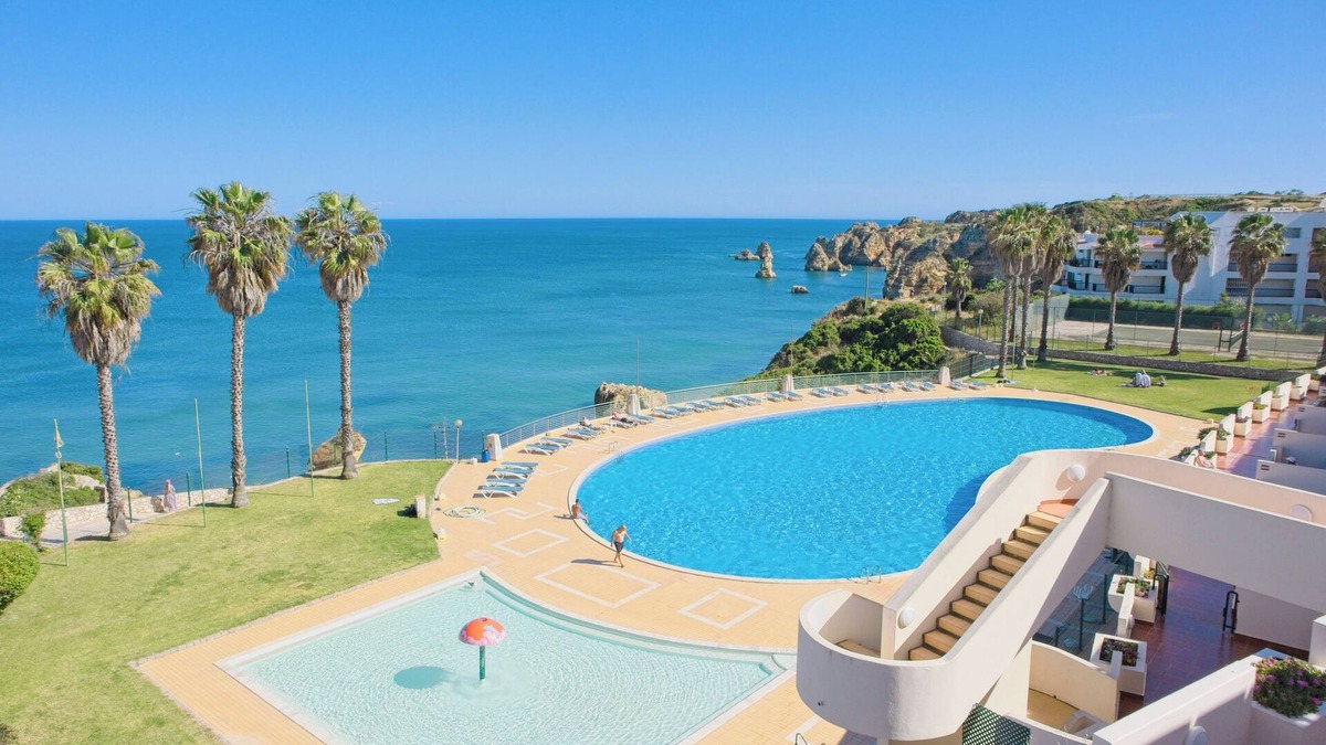 Ameijeira Condo | NEW! 4 bedroom apartment with panoramic swimming pool
