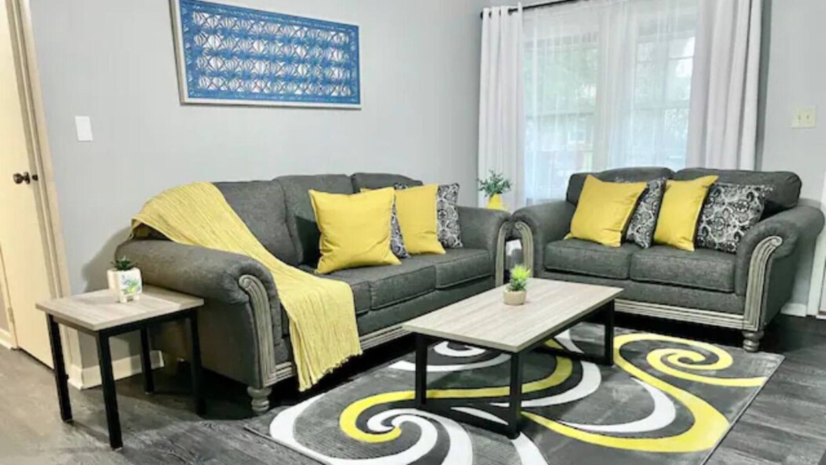 Acton House | *New* 4 Bedrooms, 10 min to Downtown, Sleeps 10!