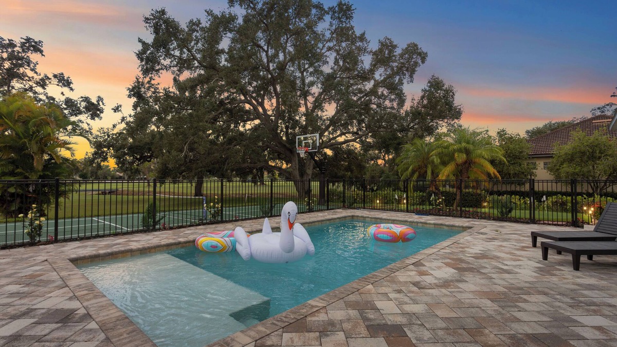 Whitfield House | NEW!4B/2BA/Pool/Pickleball/Putting Green/BBALL/ON GOLF COURSE