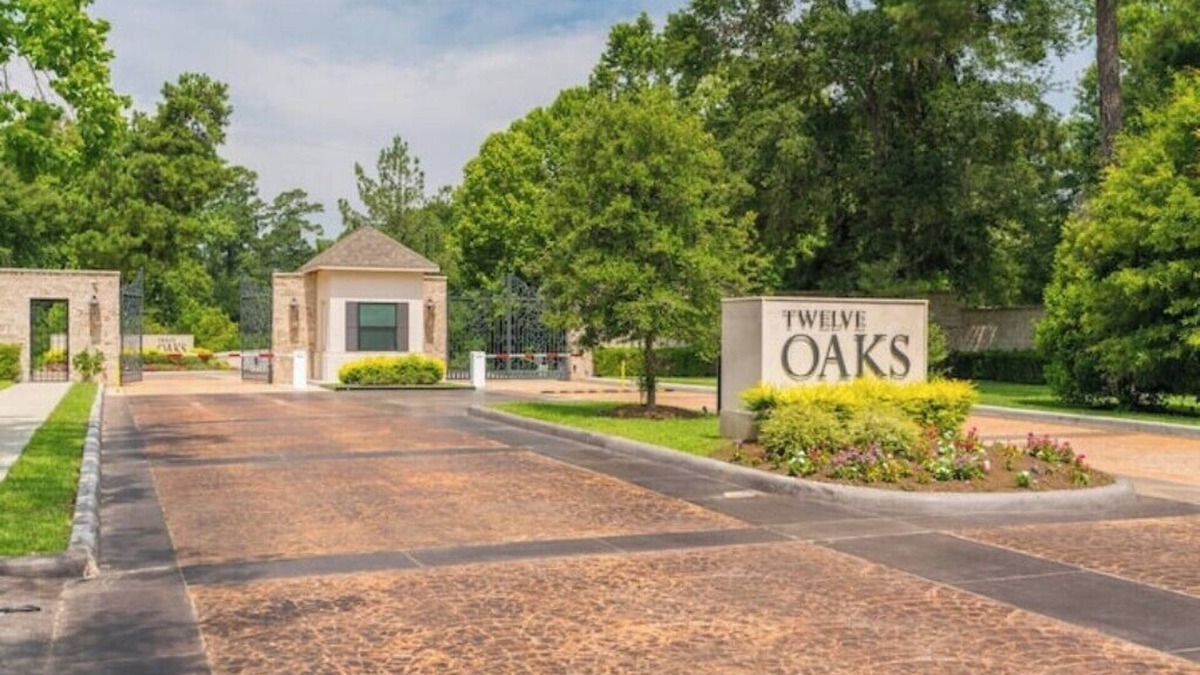 Tomball House | New 4bdr in Gated Comm + HUGE Summer Kitchen Area