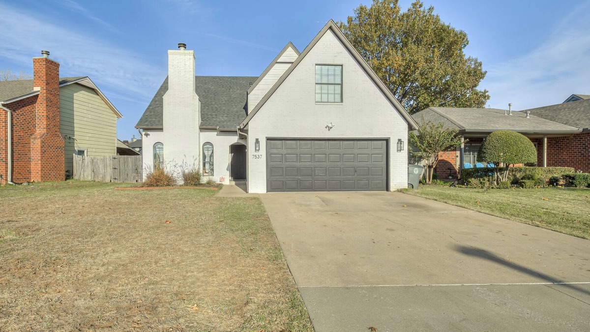 Tulsa House | New! 5/3 with Hot tub, Arcade, Playground, Coffee bar, large TV and dining table