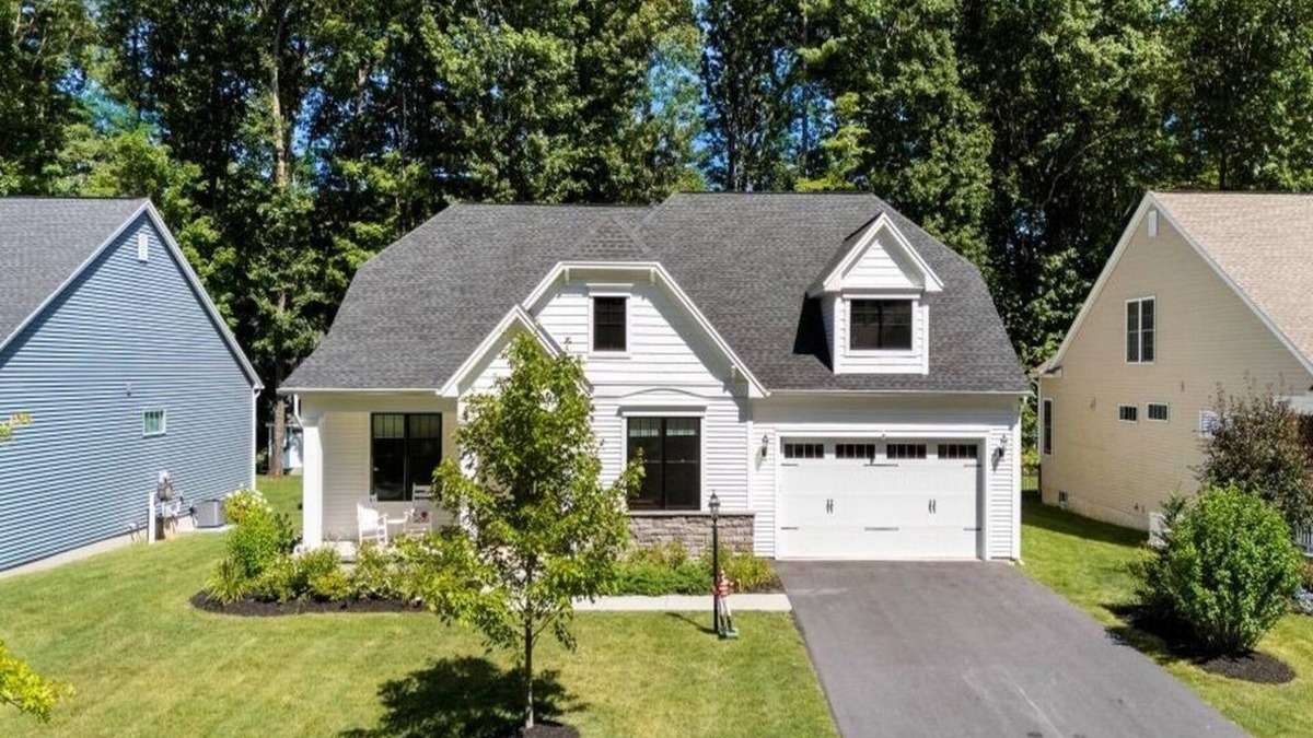 Saratoga Springs House | NEW 5 BR 4 Bath IMPECCABLE home Community Indoor pool! EV charger