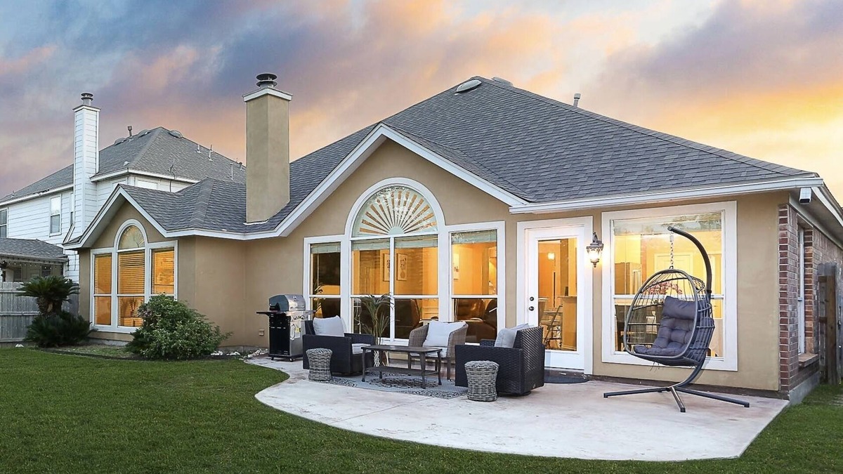 Jade Oaks House | NEW! 5★ Location & Gated | LUXURY LIVING | Royal Beds 👑
