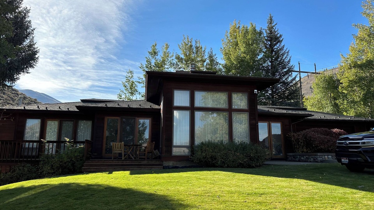 Sun Valley House | NEW ! 5 min from River Run Ski lift, 4 bdrm home, 2 frplaces, jacuzzi tub, deck