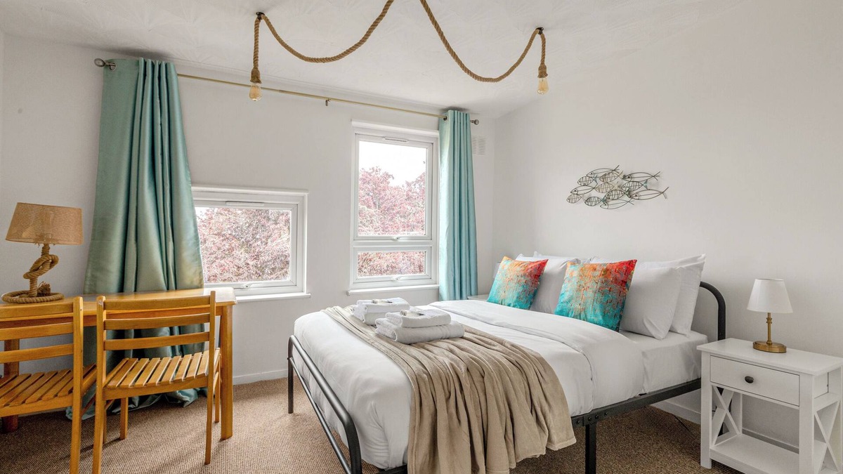Peninsula House | New! 5BR Greenwich Home w/Patio, 2mins to Station