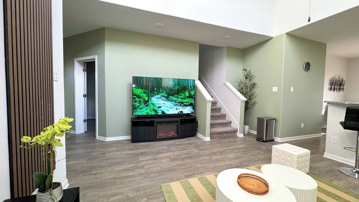 Conroe House | New 5br house with 4 king beds · Hot tub · Pets OK · Work space · 75" 4K TV