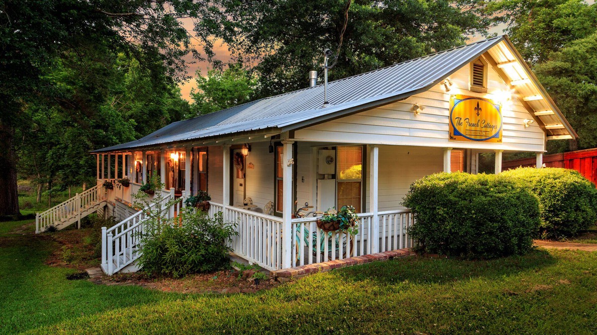 Jefferson Cottage | *NEW* Adorable French Country Cottage w/Free Bikes