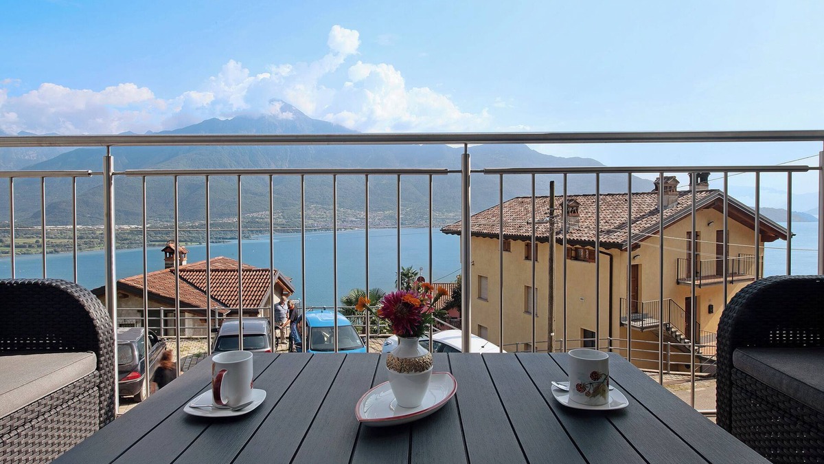 Aurogna Apartment | New Apartment Casa Andrea with Lake View, Terrace and On-Site Free Parking
