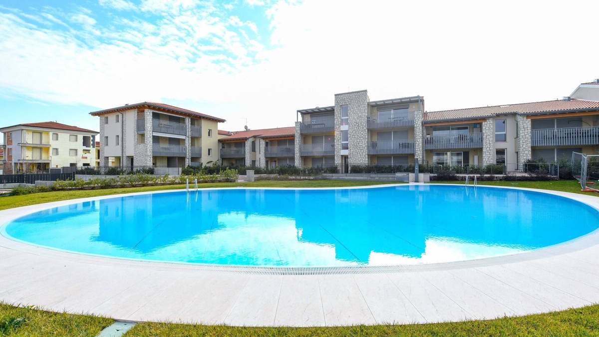 Montioni Apartment | New Apartment Lazise with garden in front of the pool