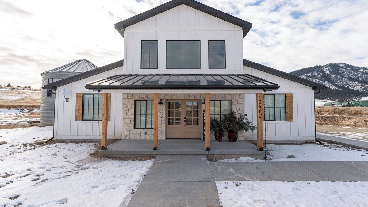 Lava Hot Springs House | New barndominium with a theater room, AC, large gourmet kitchen with views