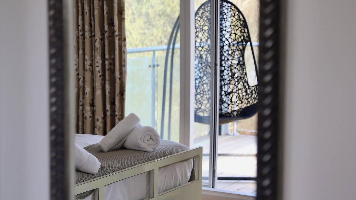 Malmesbury House | *NEW* Bauhinia House: Spa Access and Lakeside Home