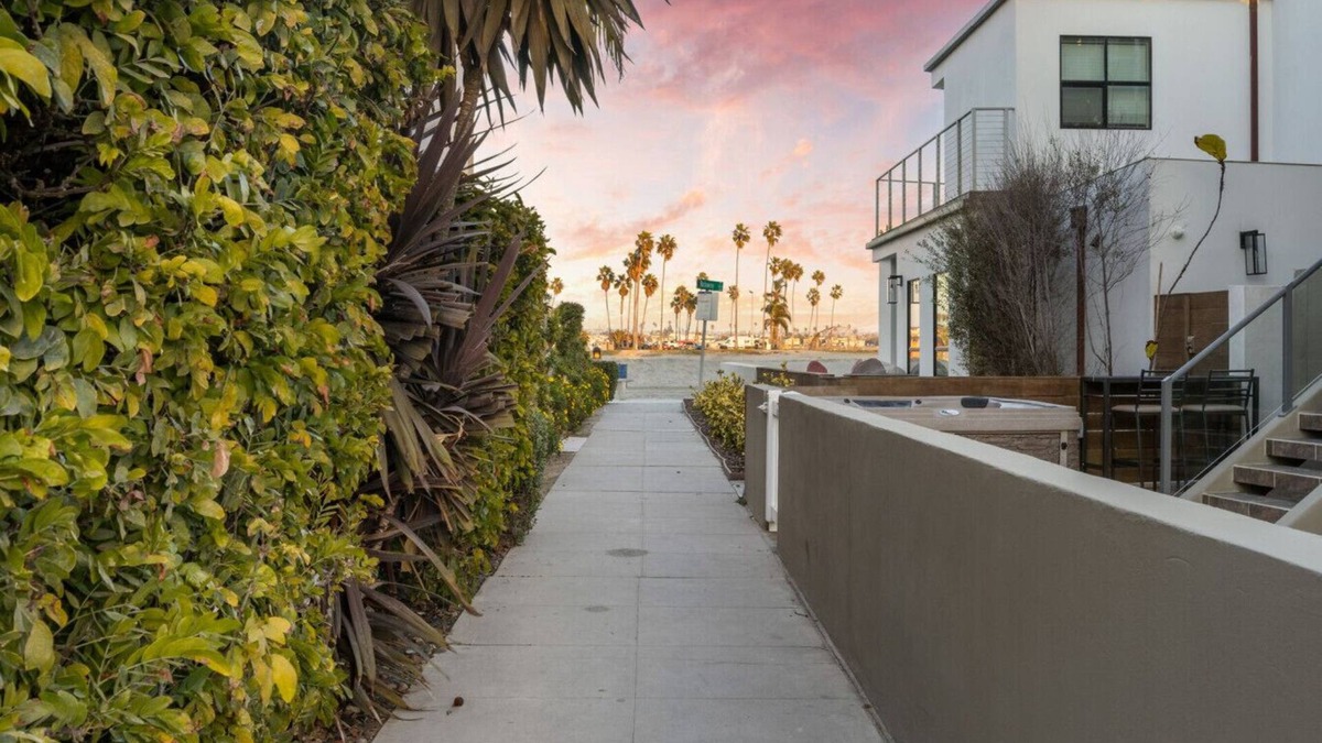 Mission Beach House | NEW Bayfront Bungalow Getaway! Steps from the beach + Free Parking