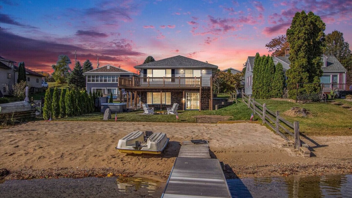 Sister Lakes Apartment | New Beach front 5bd in Sister Lakes w/Hot tub