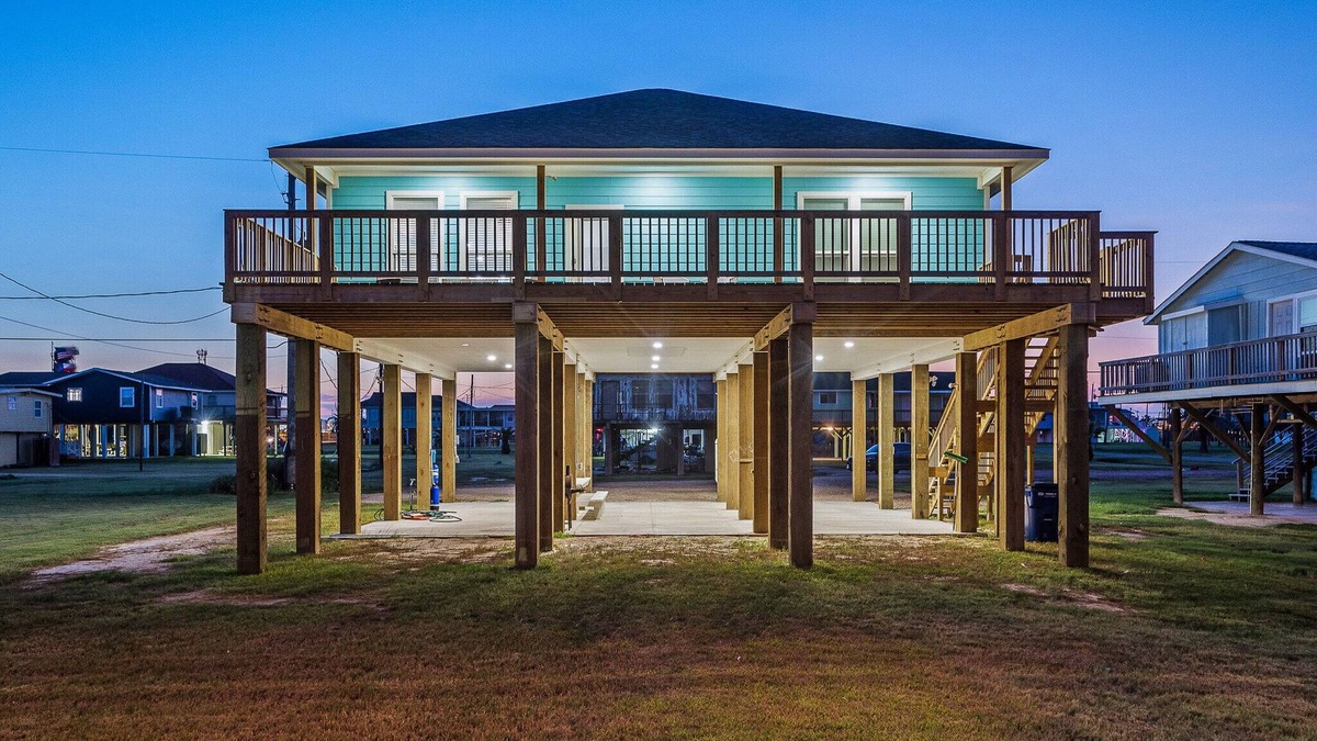 Surfside Beach House | New Beachfront Oasis - Lots of Amenities!
