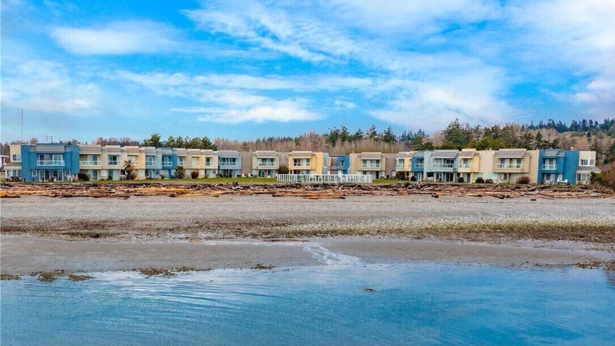 Whatcom County House | New! Beachfront Townhome with Outdoor Pool
