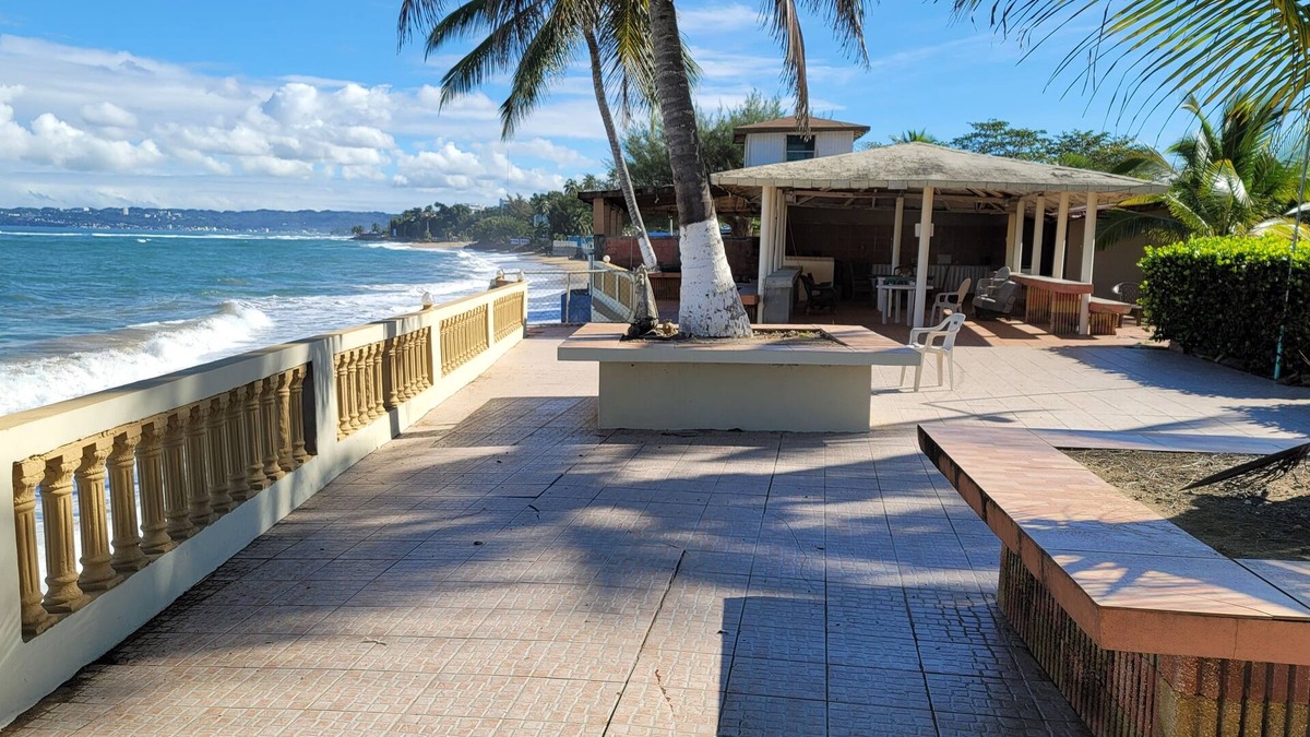 Guayabo Villa | NEW - Beachfront Villa 4BR and 5BA - 5 mins walk to beach, Owner lives upstairs