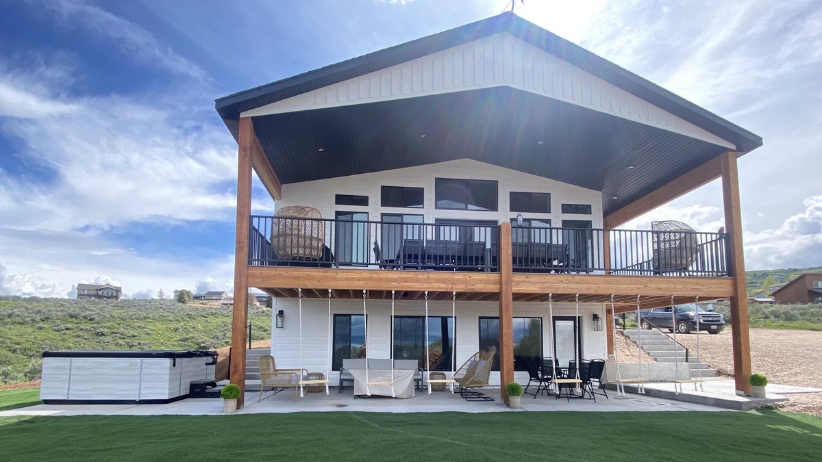 Sweetwater House | New Bear Lake home on golf course, includes private hot tub! IDEAL BEACH ACCESS