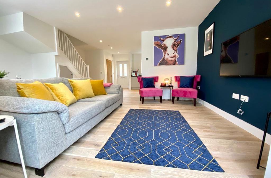 Poole House | NEW Beautiful Large 3 bedroom House - 5 Minutes to the nearest Beach! - Great Location - Garden - Parking - Fast WiFi - Smart TV - Newly decorated - sleeps up to 7! Close to Poole & Bournemouth & Sandbanks