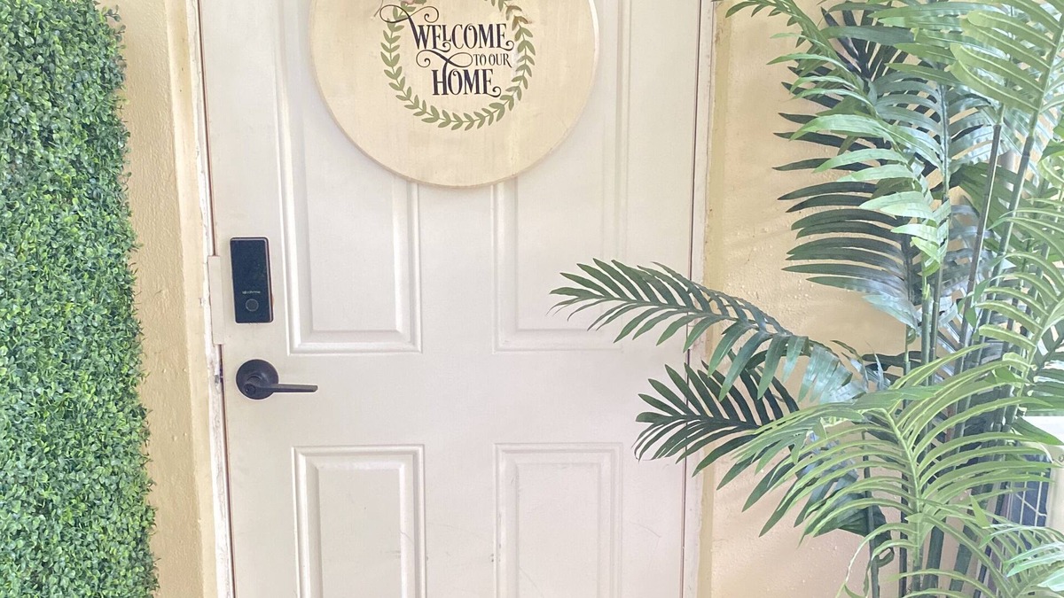 Margate Apartment | New Beautiful Studio in Margate with pool, kayaks and boat ramp.