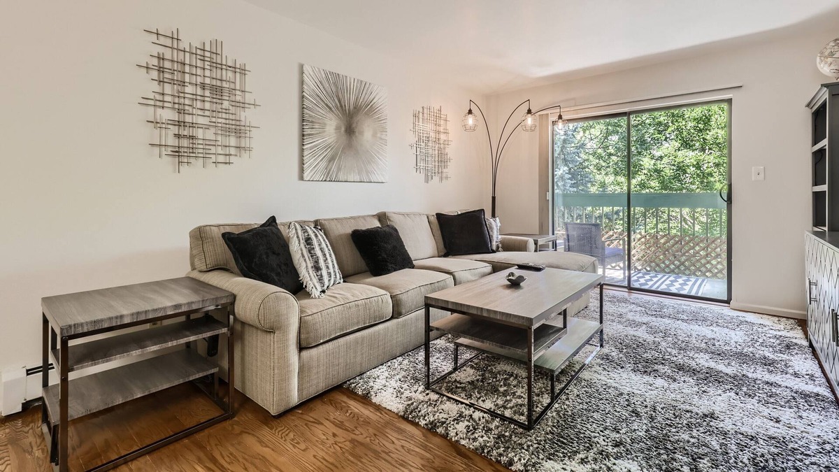 Bel Aire Apartment | New! Beautifully Decorated Apartment -Pool/Desk/AC/Patio