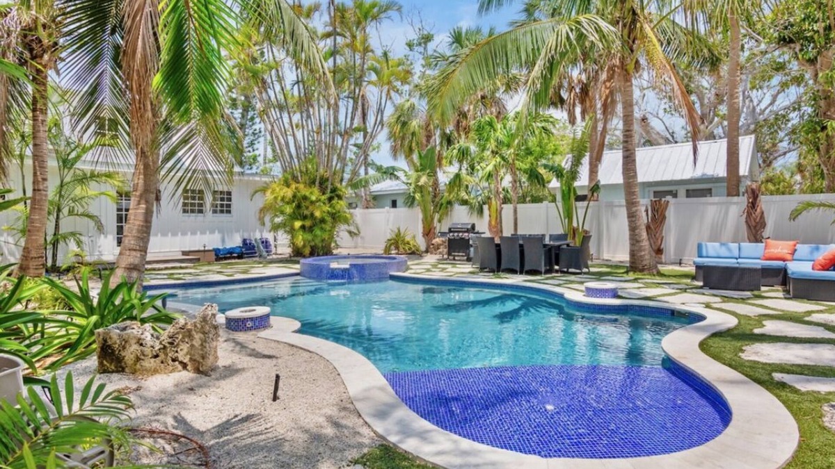 Anna Maria House | NEW! Blue Pearl~Heated Pool/Spa~Walkable Pine Ave! Guest House for Added Space!