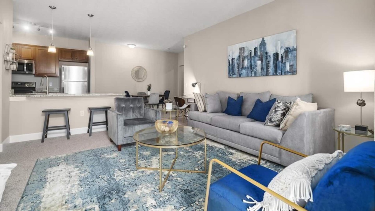 Polaris Apartment | NEW!! Blue Reflective! *Seconds from Polaris Pkwy