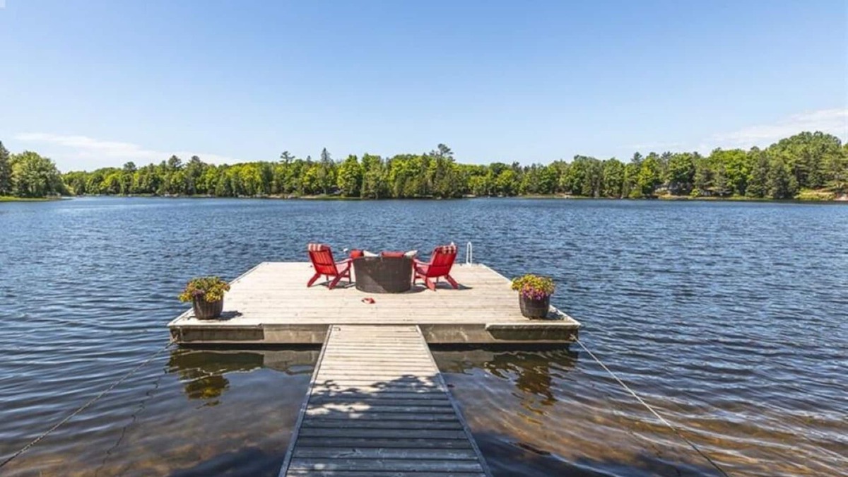Trent Lakes House | NEW Breathtaking Sunset Lakefront 4Bedroom Cottage