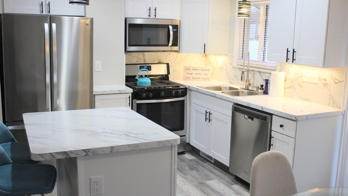 Bedford House | NEW Bright and Modern 3BR Home/Conveniently Location/Toledo