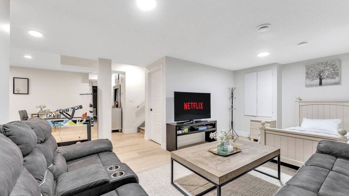 Southeast Edmonton House | New Built|Spacious Legal Suite Bsmt|Games|Netflix