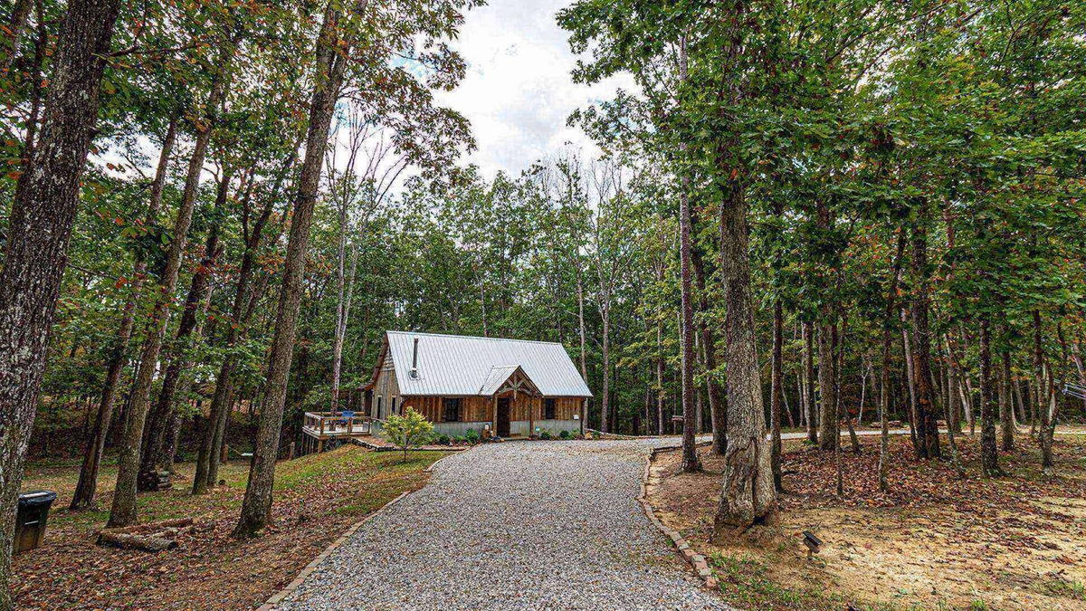 Rising Fawn Cabin | New cabin on 1 acre - large deck & firepit area - 2 bikes provided - hiking - screened in porch