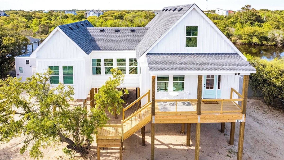 Carova Beach Cottage | New CANAL front home a few rows back from the OCEAN! Beach passes provided!