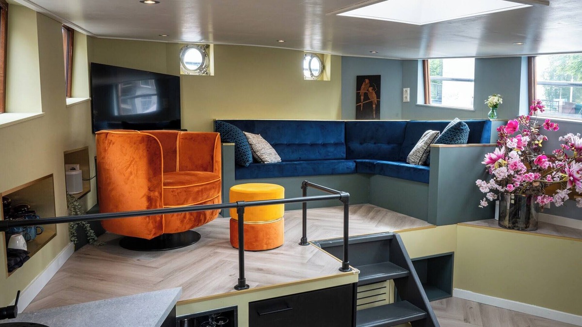 Amsterdam City Centre Boat Rental | NEW: Captains Cabin on luxurious wellness houseboat -