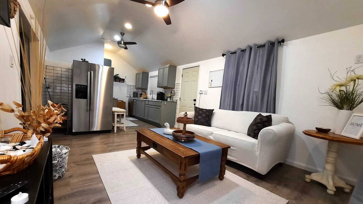 Benton Harbor Cottage | NEW ★| Central Air| Huge yard | Cozy