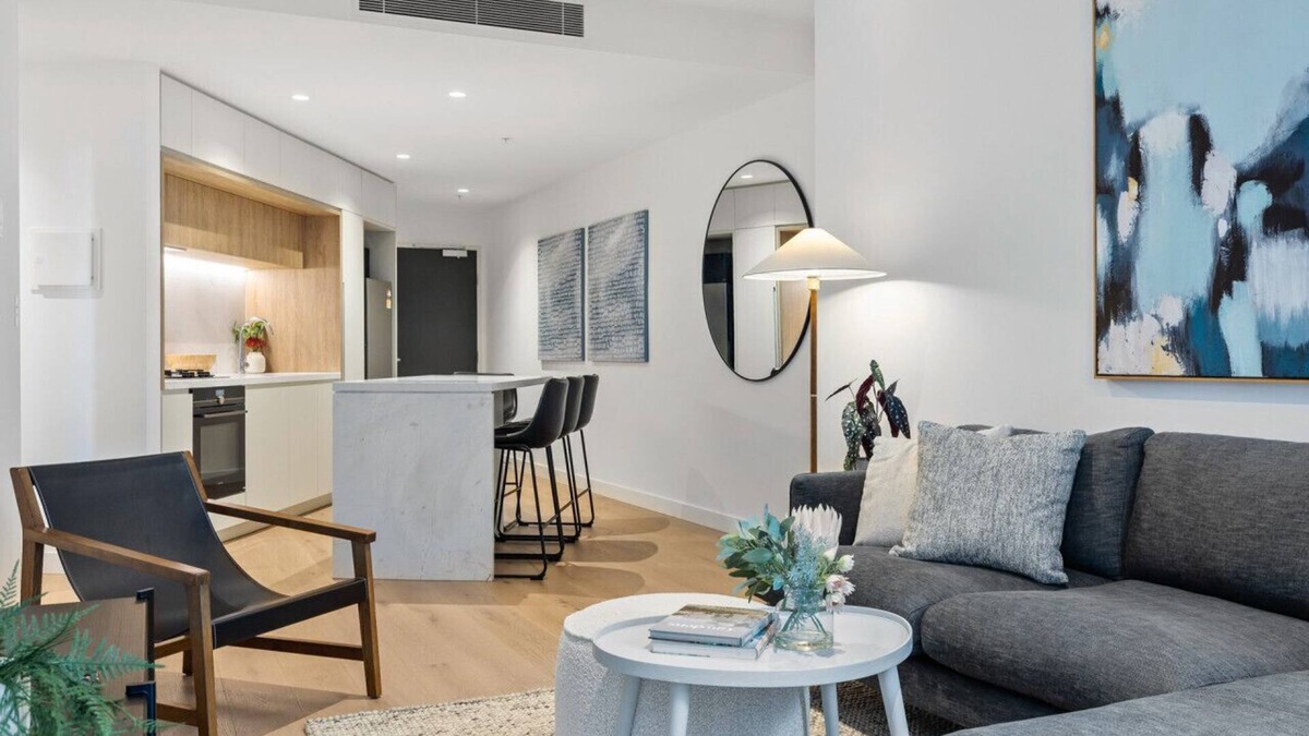 Melbourne Central Business District Apartment | New Central CBD, Pool, Gym, Wifi