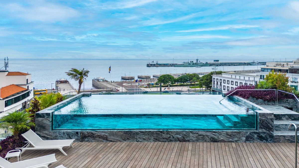 Se Apartment | New & Central with Terrace & Grill @ Savoy Insular