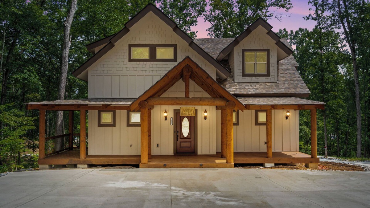 West Union Cabin | NEW Charming family friendly 3-bedroom cabin on serene Lake Keowee with Dock