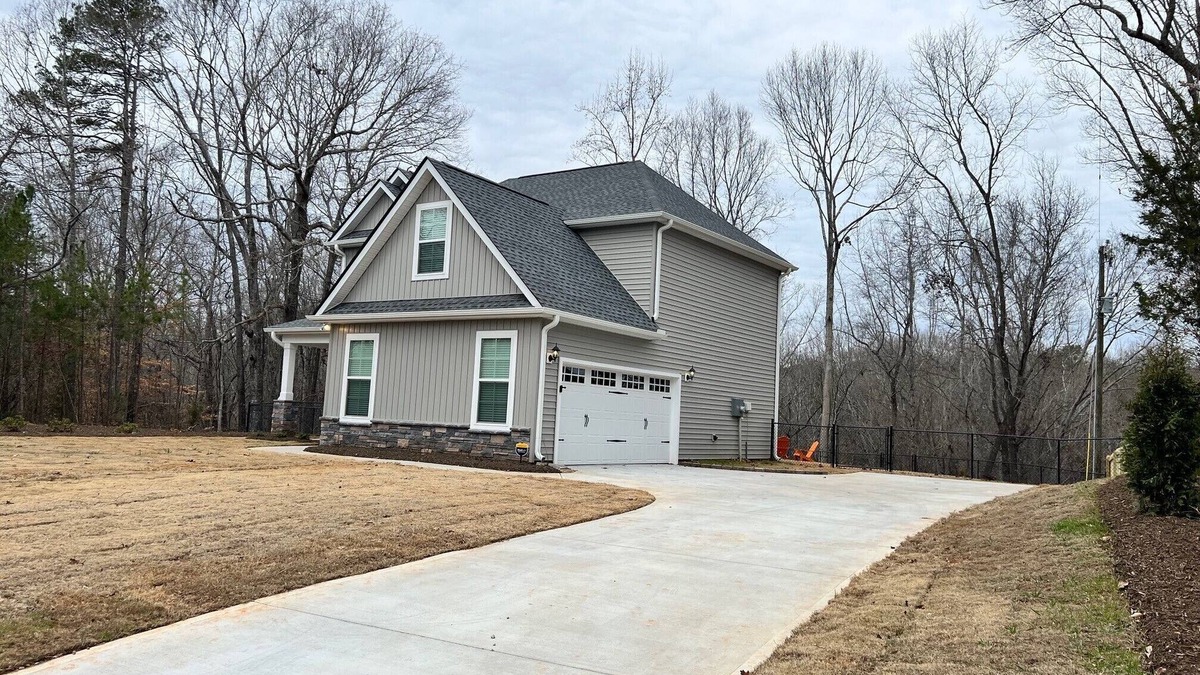 Seneca House | New! Charming New Modern 4/2.5 Home in Clemson SC - Just 5 minutes to Clemson U