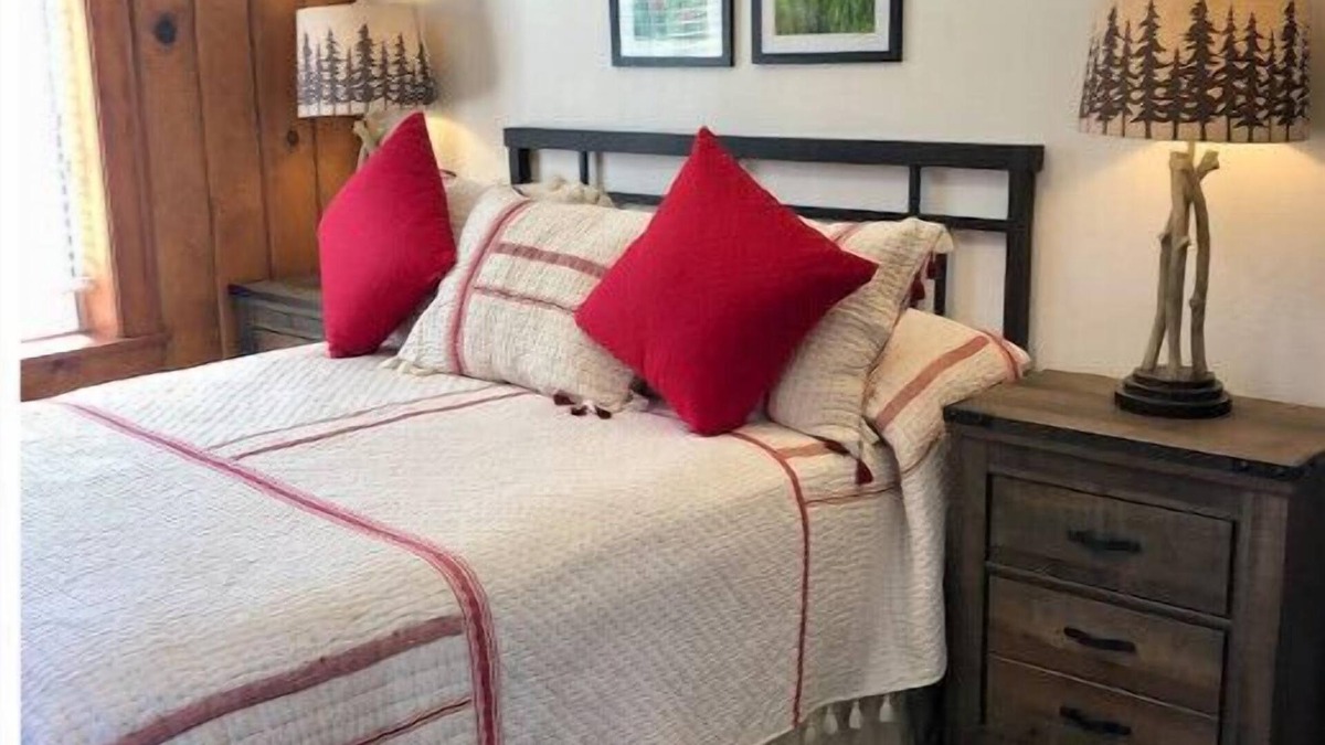 Midpines Cabin | NEW - Charming Red Cabin near Yosemite