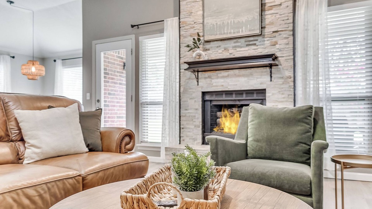 Edmond House | New! Chic & comfortable home in central Edmond w/two King rooms/yard/EV charger!