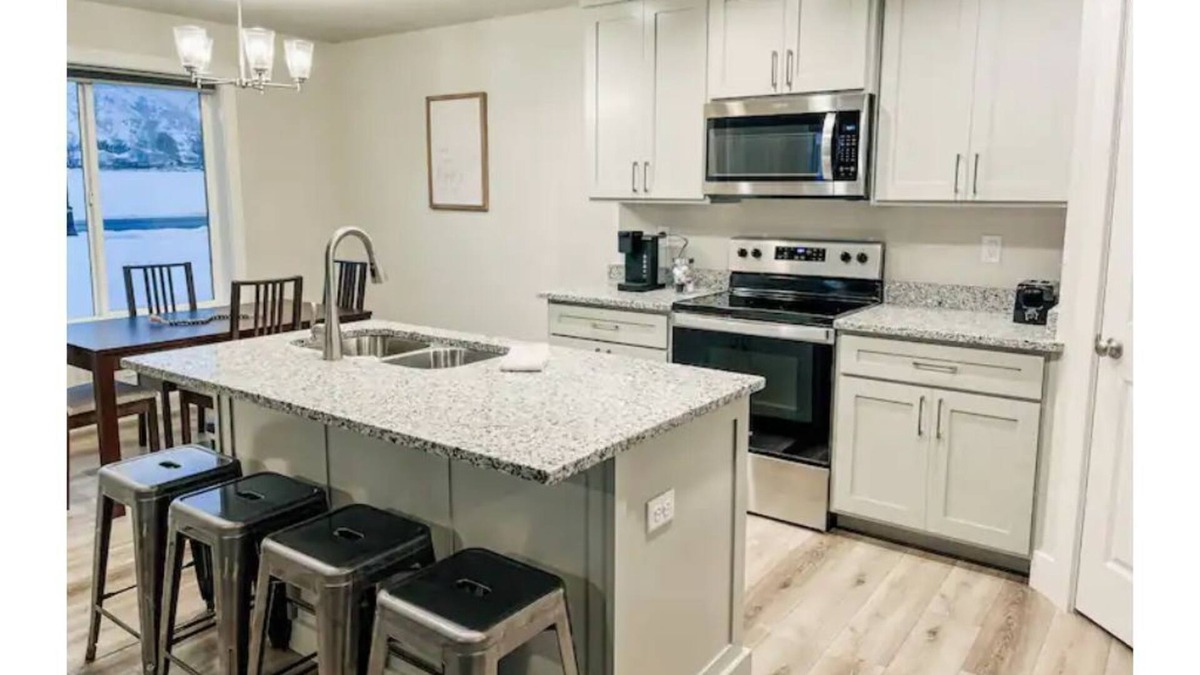 North Logan House | New & Clean 3BR/2.5BA Townhome