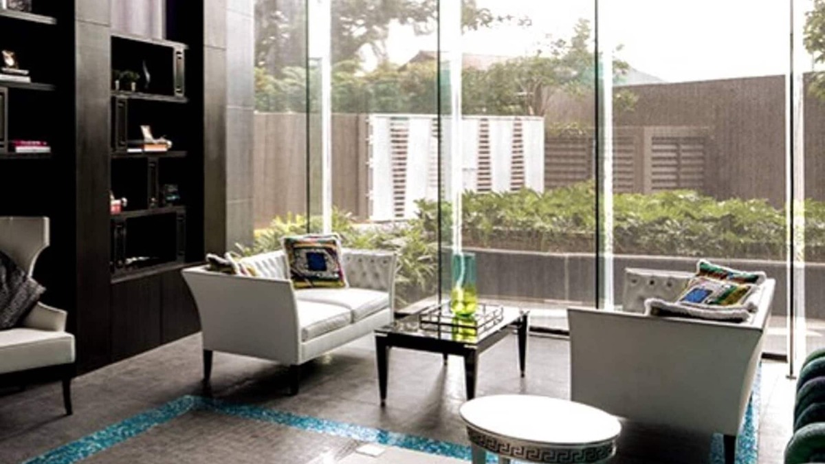 Downtown Condo | New Condo in Makati with Wifi, Pool & Netflix!