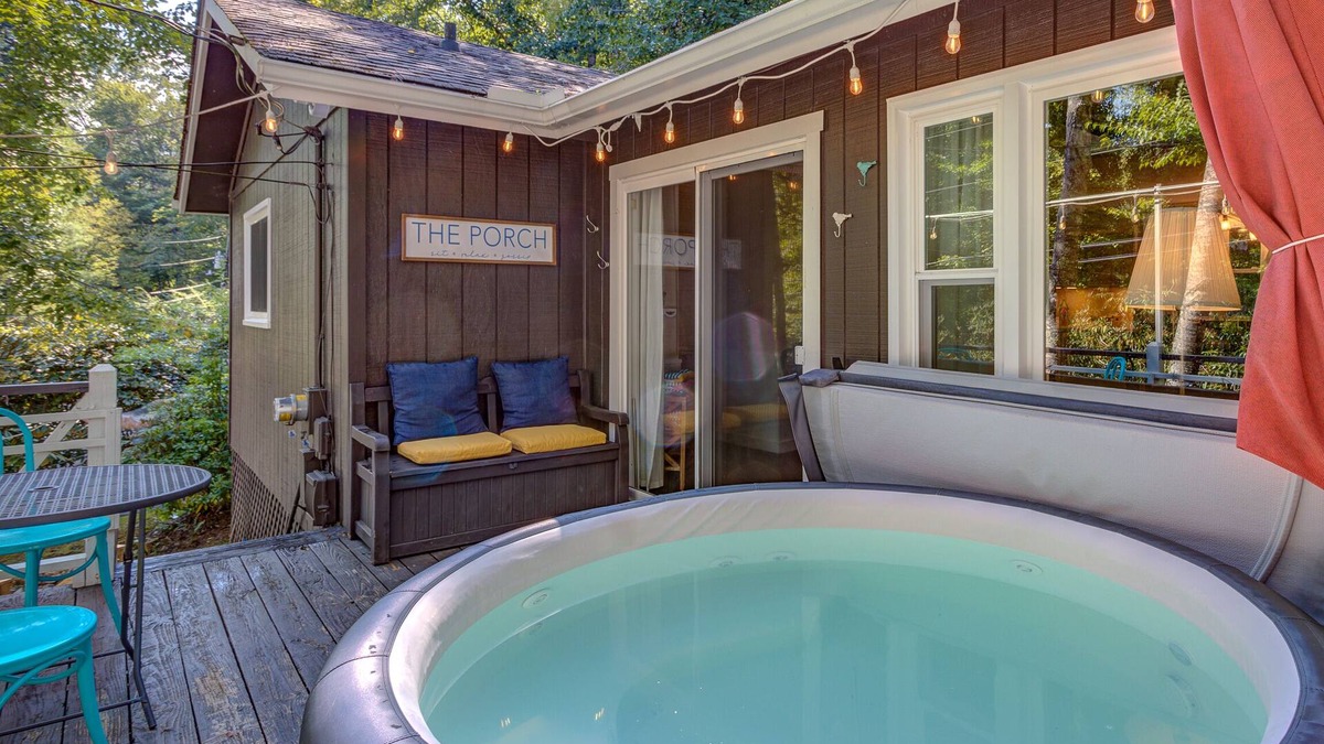 Boone Cabin | New! Cottage On The Rocks, Pet Friendly, Hot Tub, Central Location