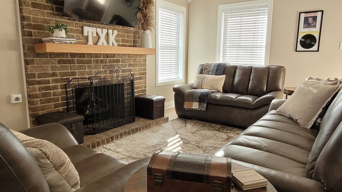 Texarkana House | NEW Cozy 3BR Retreat + 2-Car Garage in Historic Texarkana