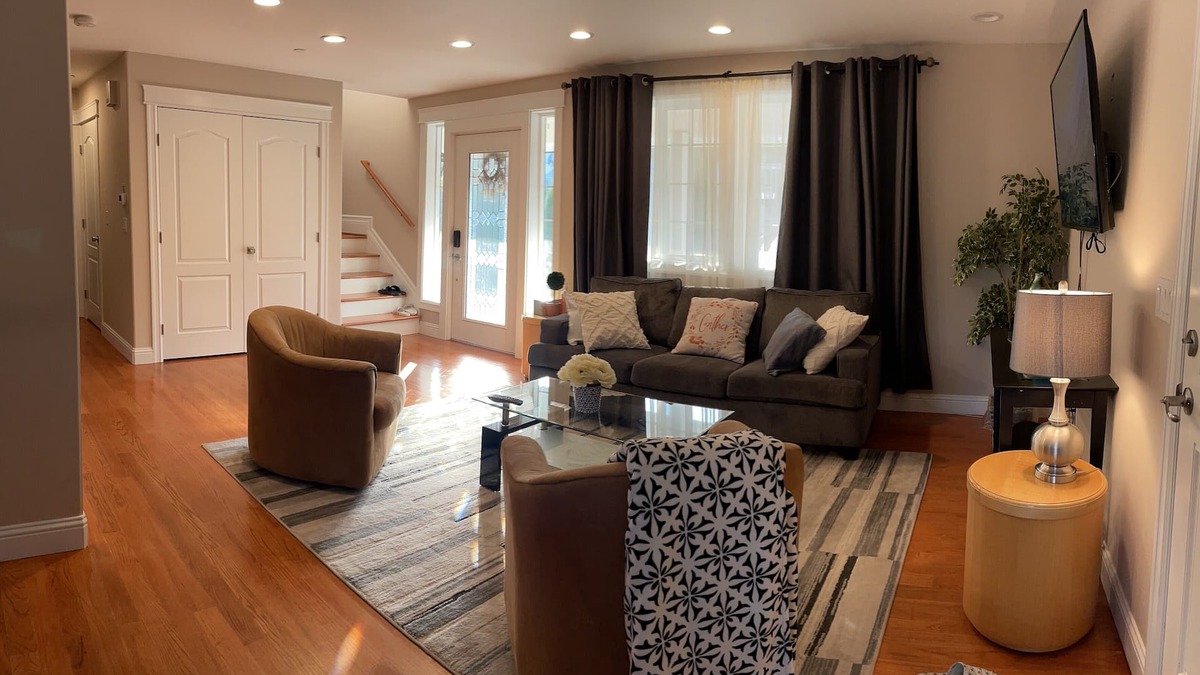 Highline House | New cozy 5BR vacation home with AC near Airport & downtown Seattle