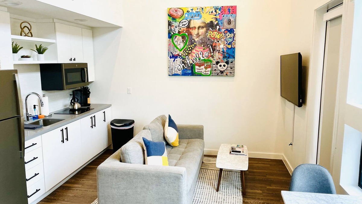 East Cesar Chavez Condo | NEW Cozy Downtown East Austin Condo - Prime Location! 10 min walk to Rainey St
