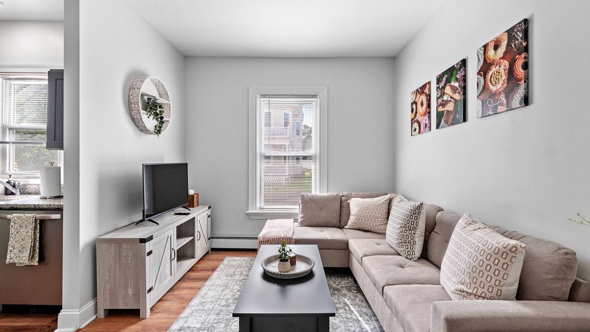 Elmhurst Apartment | NEW! Cozy home away from home, Walkable restaurants and cafes, spacious layout