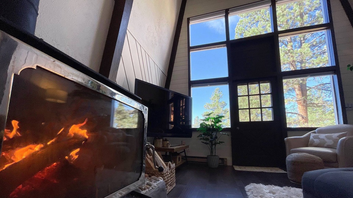Woodland Park Ski Chalet | New- Cozy, renovated mountain retreat w/ fireplace