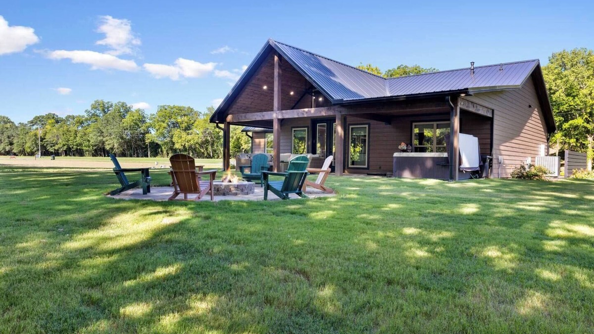 Golden Cabin | New! Cozy Riverfront House, Fall Colors + Firewood