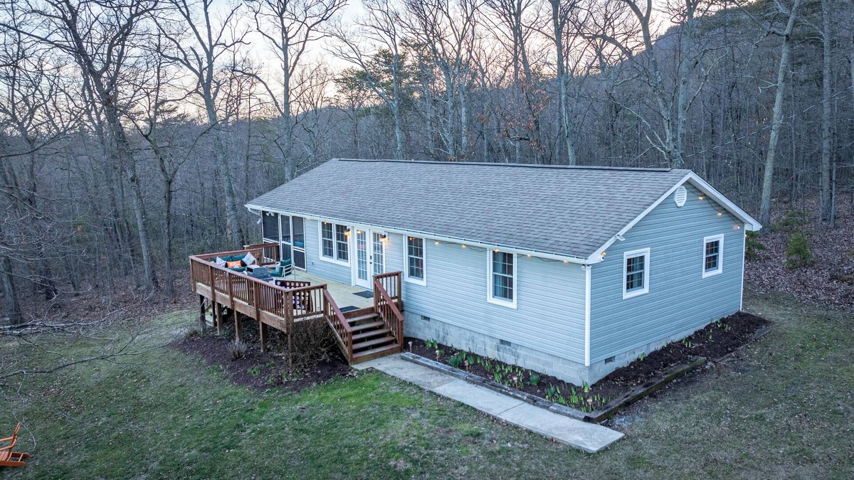 Luray Cabin | NEW Cozy Secluded Mountain Cabin: Hot Tub with Views, Pets OK, Firepit & Smores