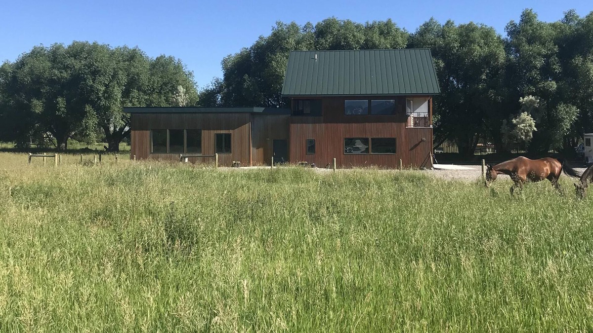 Livingston House | New! Custom built Blue Pine Guest House